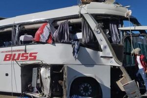 Suman 16 muertos tras accidente de autobús en carretera de
Bolivia