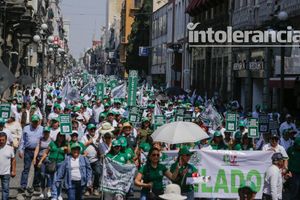 Sindicatos independientes marchan en Puebla por mejores condiciones laborales