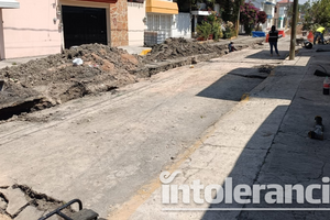 Colapsa drenaje en San Manuel por obras a medias y daños en viviendas
