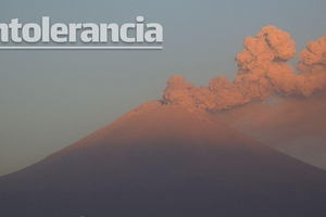 Caída
de ceniza del Popocatépetl provoca cierre de aeropuerto de Puebla