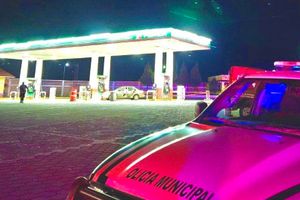Matan a los ocupantes de un vehículo, en gasolinera de Zautla