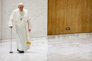 Hospitalizan a Papa Francisco por problemas cardíacos y respiratorios