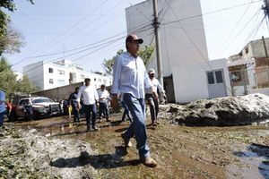 Recorre Sergio Salomón colonias afectadas por lluvias en Puebla capital 