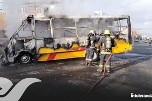 Se incendian dos unidades del transporte público en Puebla