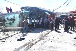 Autobús del transporte público choca contra casa en Tepexi de Rodríguez; hay siete heridos