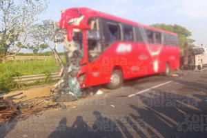 Choca autobús que iba de Puebla a Mérida; dos personas murieron