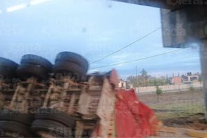 Vuelca tráiler en la carretera Puebla-Tehuacán