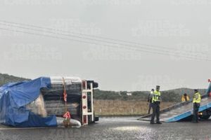 Vuelca camioneta cargada con muebles en la Cuacnopalan-Oaxaca