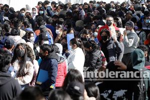 Puebla, con enormes filas para vacunarse y atenderse contra Covid