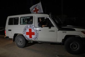 Hamás reanuda entrega de rehenes israelíes a Cruz Roja